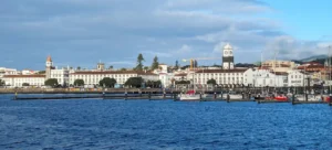 Imagem panoramica da cidade de ponta delgada, na ilha de São Miguel, Açores.